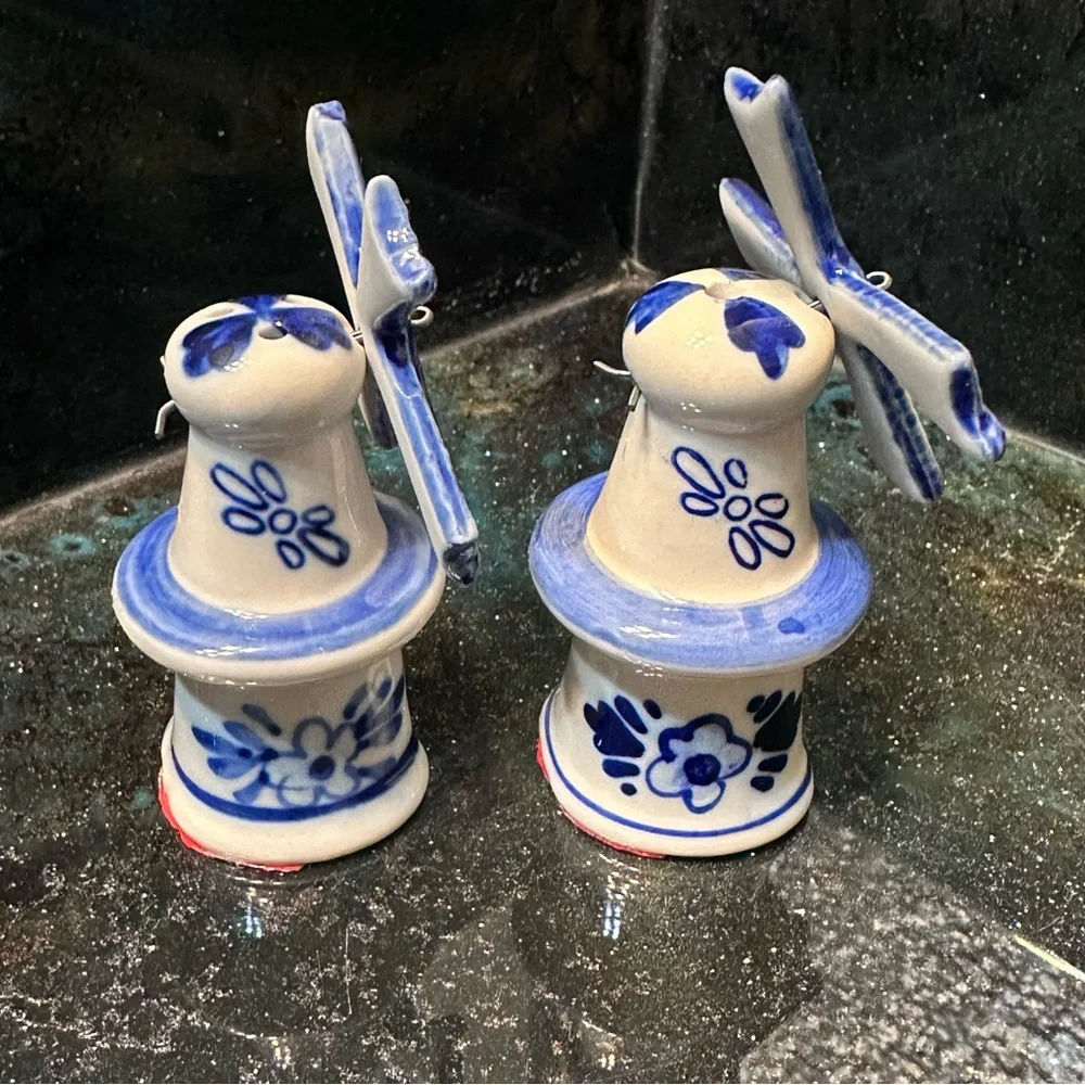 Delft Holland Dutch Windmill Single S&P Shakers Blue & White - Vintage